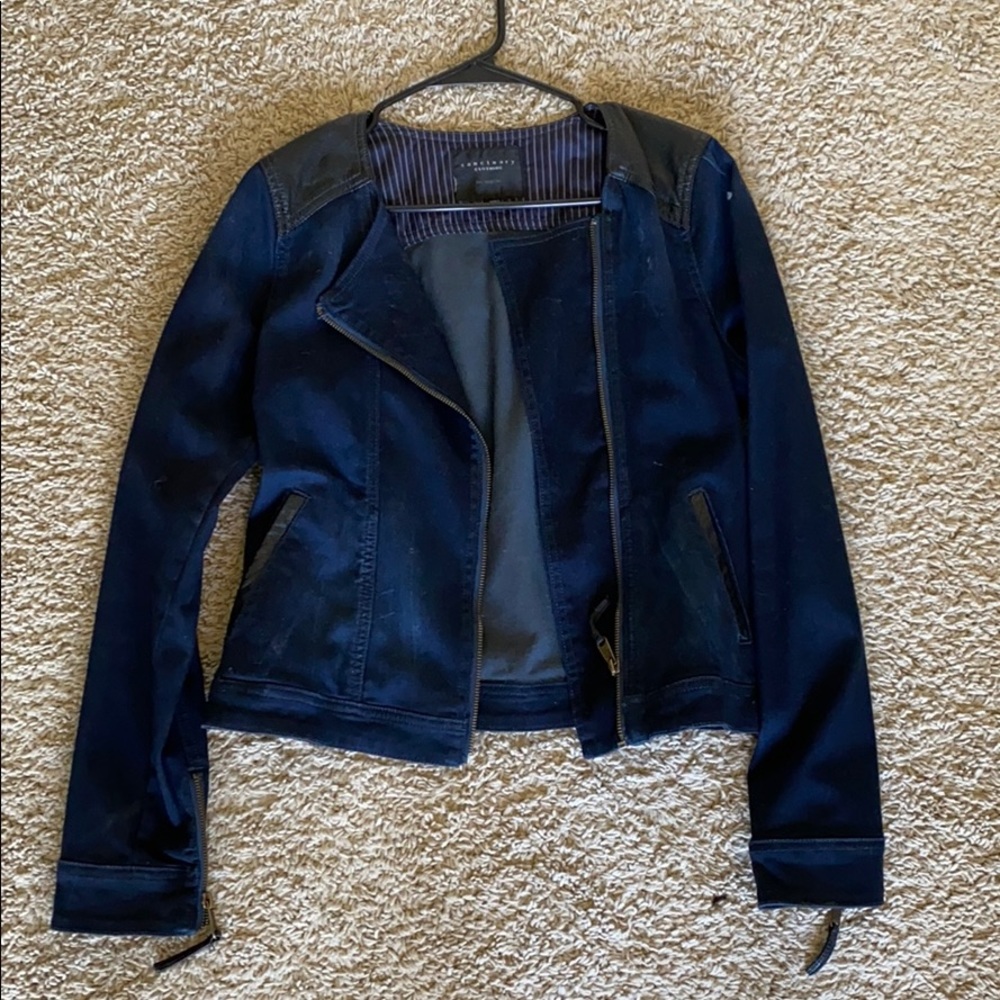 Light zipper jacket. Navy blue zip up